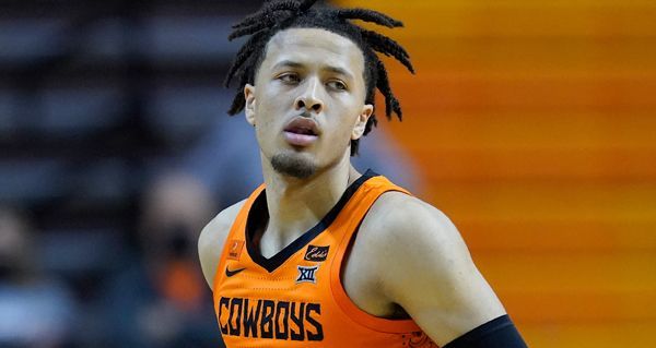 老队友见面！维尼修斯同J罗拥抱19-20赛季两人共同效力皇马.